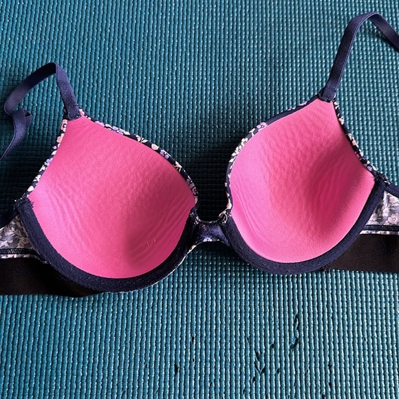 Victoria’s Secret Pink Wear Everywhere T-Shirt Lightly Lined Bra Blue Floral 32B - Picture 8 of 10